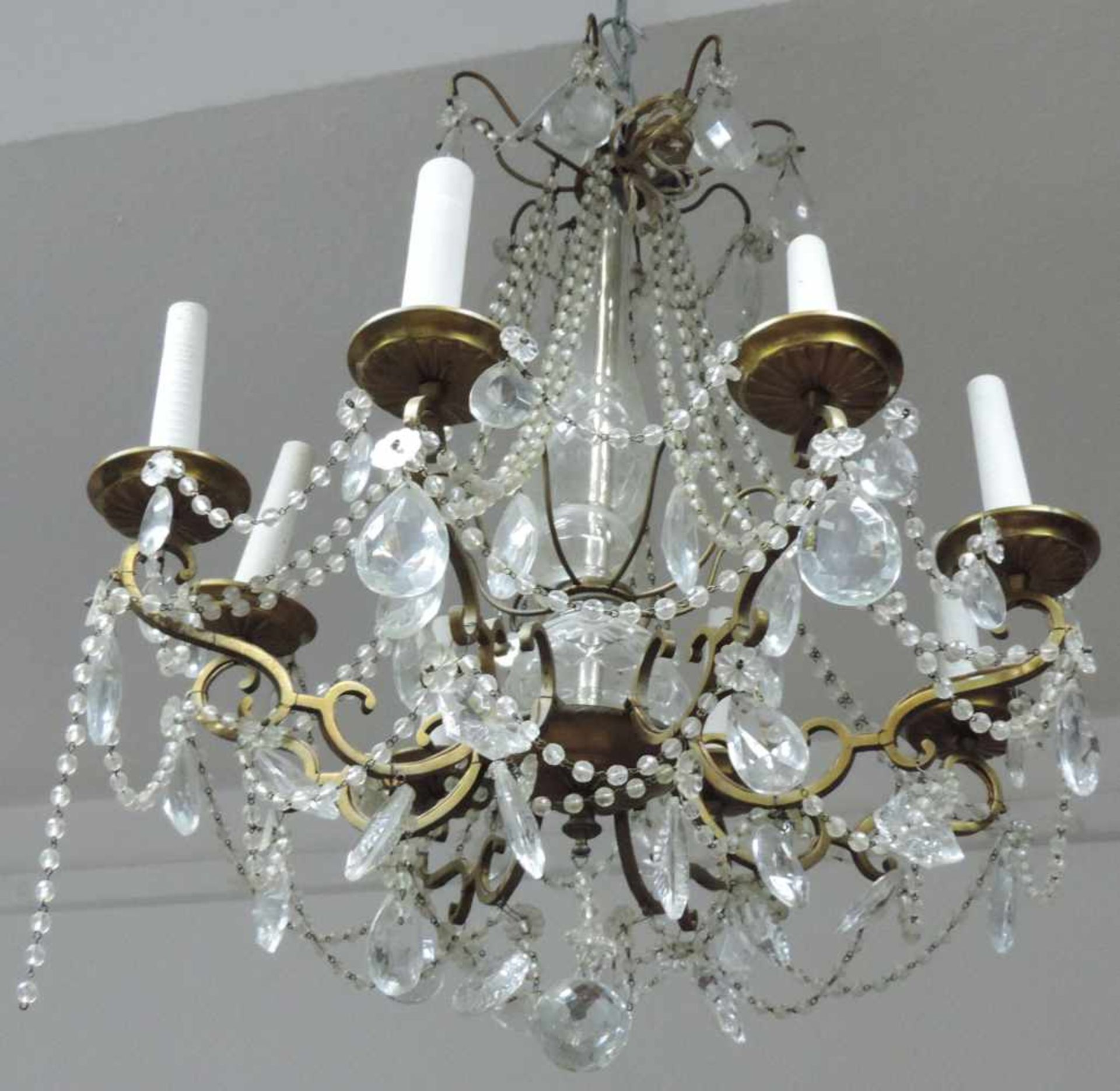 8-armiger Prismenlüster. 61 cm x 58 cm. 8-arm prism chandelier. 61 cm x 58 cm.