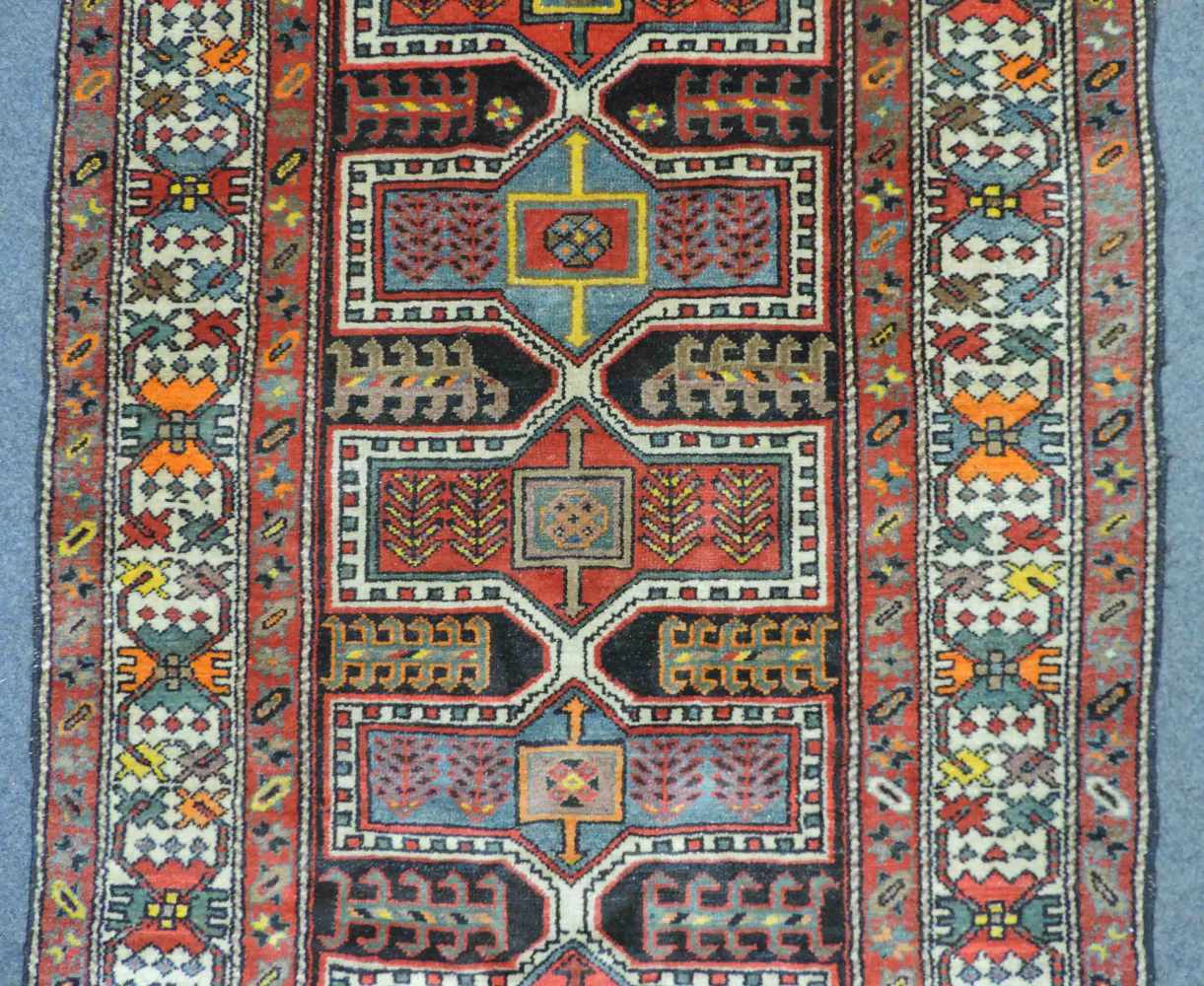 Hamadan Dorfteppich. Iran, circa 100 Jahre alt. 199 cm x 115 cm. Handgeknüpft. Wolle auf - Image 3 of 6