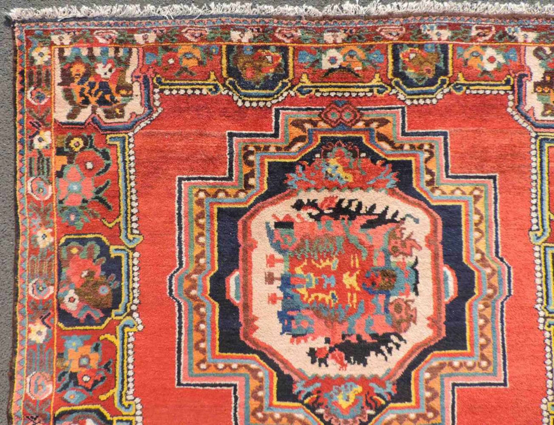 Bachtiar Perserteppich. Iran, alt um 1940. Gul Farang Muster. 300 cm x 164 cm. Handgeknüpft. Wolle - Bild 6 aus 9