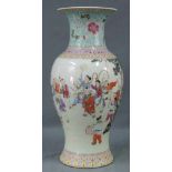 Vase China. Theater Motiv. 41 cm hoch. Vase China. Theater motif. 41 cm high.