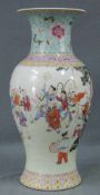 Vase China. Theater Motiv. 41 cm hoch. Vase China. Theater motif. 41 cm high.