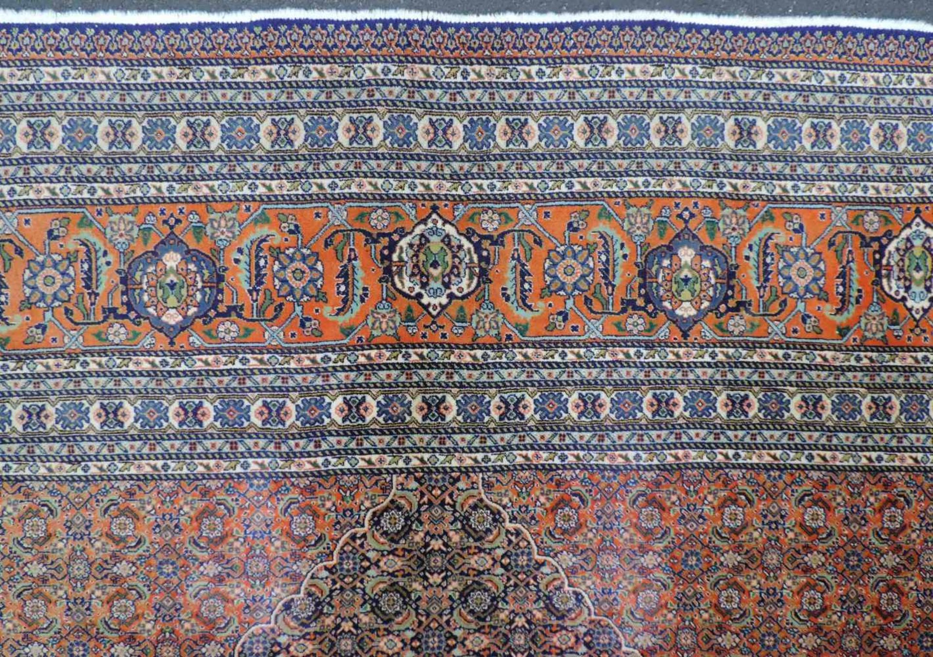 Täbris Mahi Perserteppich, signiert. Iran. Sehr feine Knüpfung. 400 cm x 300 cm. Orientteppich, - Bild 12 aus 12