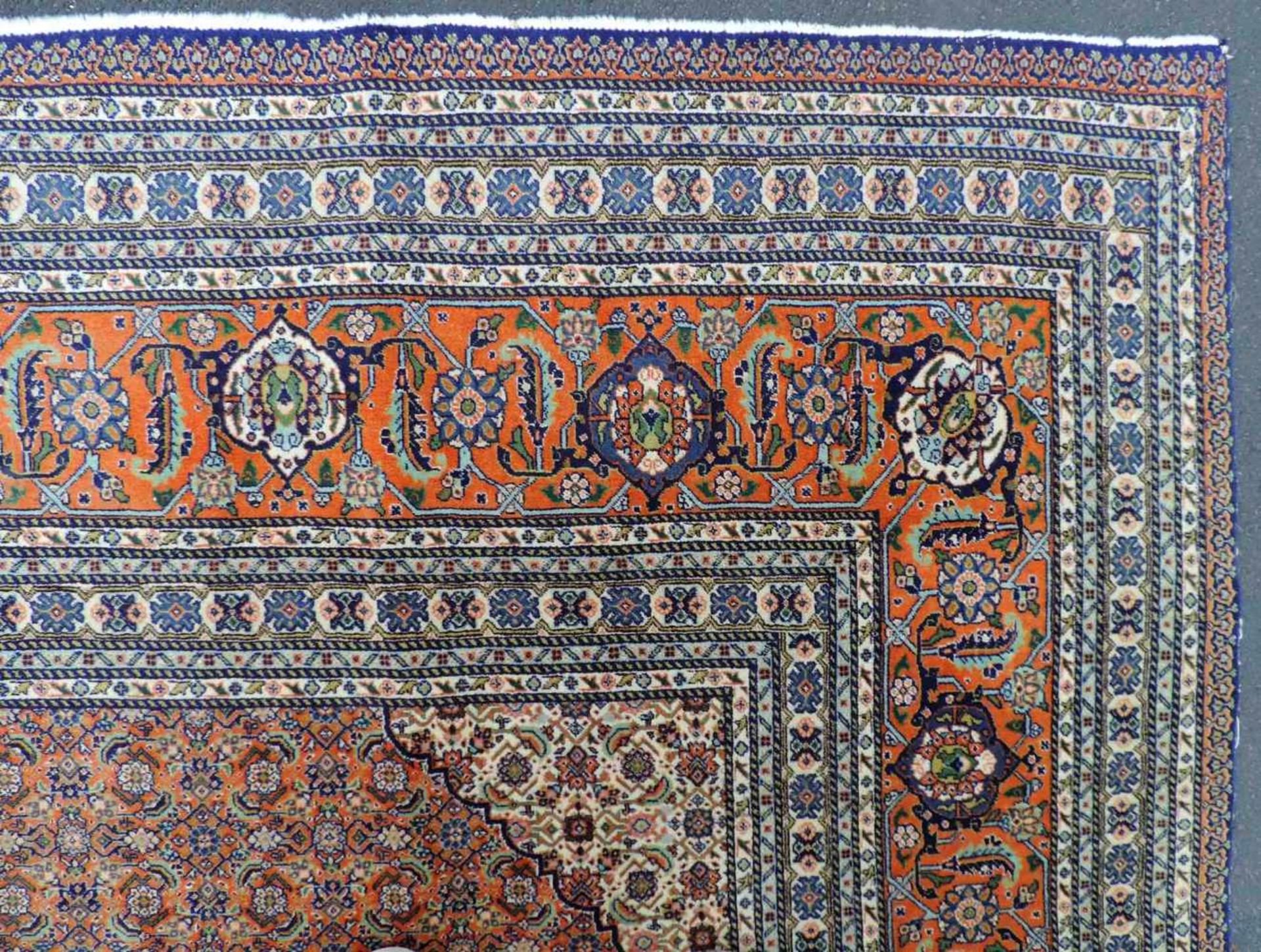 Täbris Mahi Perserteppich, signiert. Iran. Sehr feine Knüpfung. 400 cm x 300 cm. Orientteppich, - Bild 2 aus 12