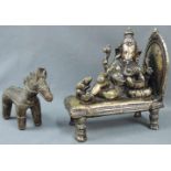 Ganesh mit Ratte. Dazu Pferd, Bronze, Indien um 1800. 28 cm hoch. Der Ganesh aus Bronze wiegt 5,8