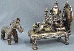 Ganesh mit Ratte. Dazu Pferd, Bronze, Indien um 1800. 28 cm hoch. Der Ganesh aus Bronze wiegt 5,8