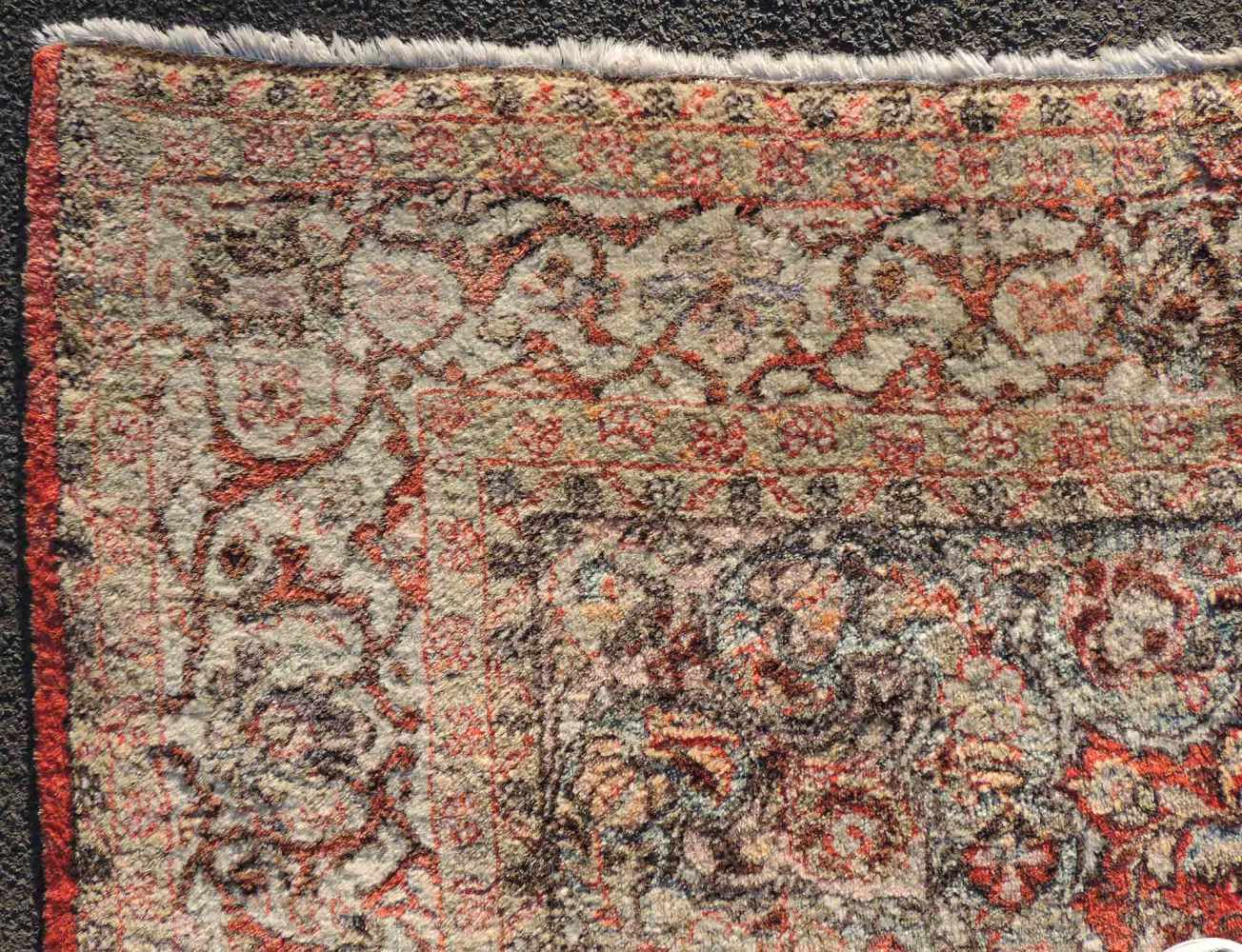 Saruk, Perserteppich. Iran, Mitte 20. Jahrhundert. 322 cm x 214 cm. Handgeknüpft. Wolle auf Wolle. - Image 6 of 9