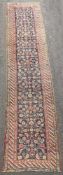 Schuscha Karabagh Galerie Teppich. Kaukasus. Antik, um 1880. 503 cm x 96 cm. Handgeknüpft. Wolle auf