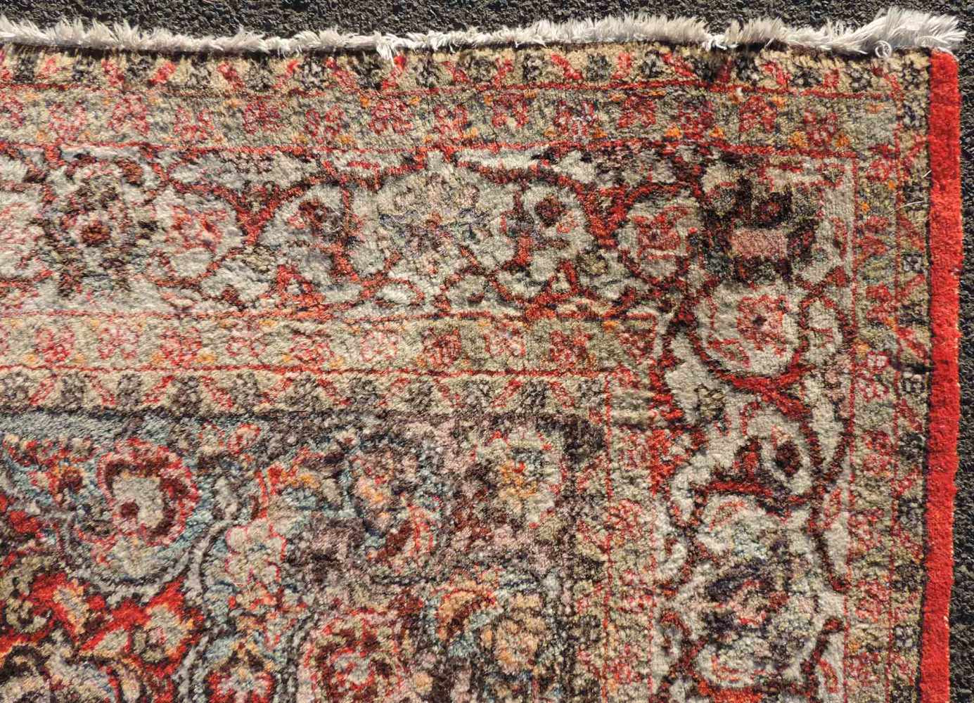 Saruk, Perserteppich. Iran, Mitte 20. Jahrhundert. 322 cm x 214 cm. Handgeknüpft. Wolle auf Wolle. - Image 7 of 9