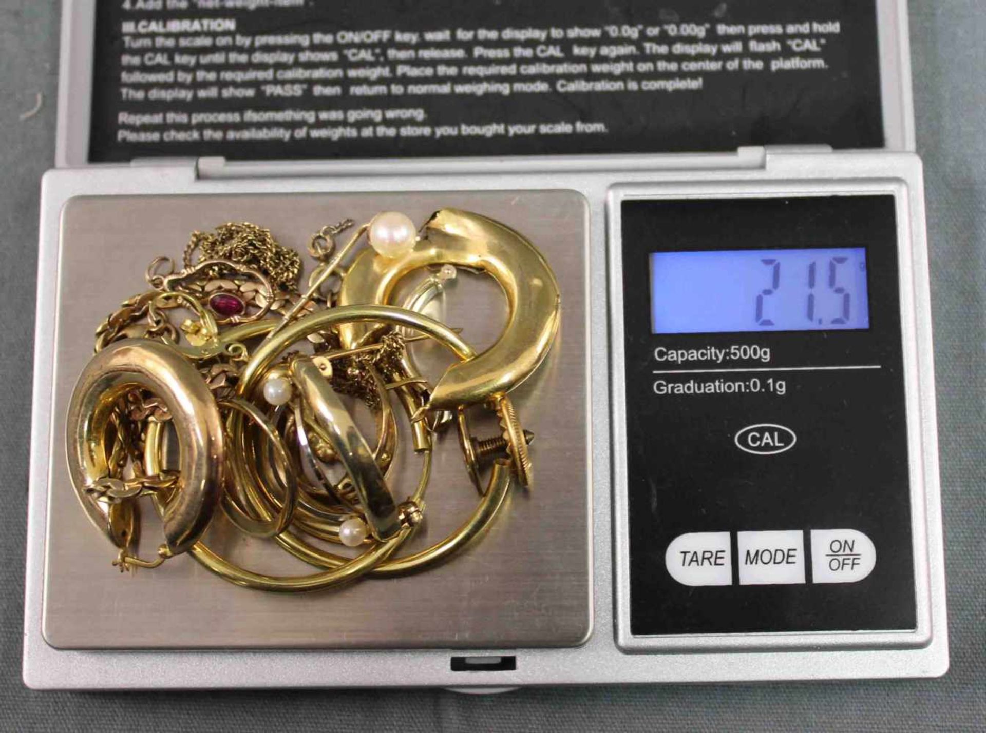 Schmuck und Bruchgold. 21,5 Gramm Gesamtgewicht. Jewelry and broken gold. 21.5 grams total weight. - Bild 2 aus 2