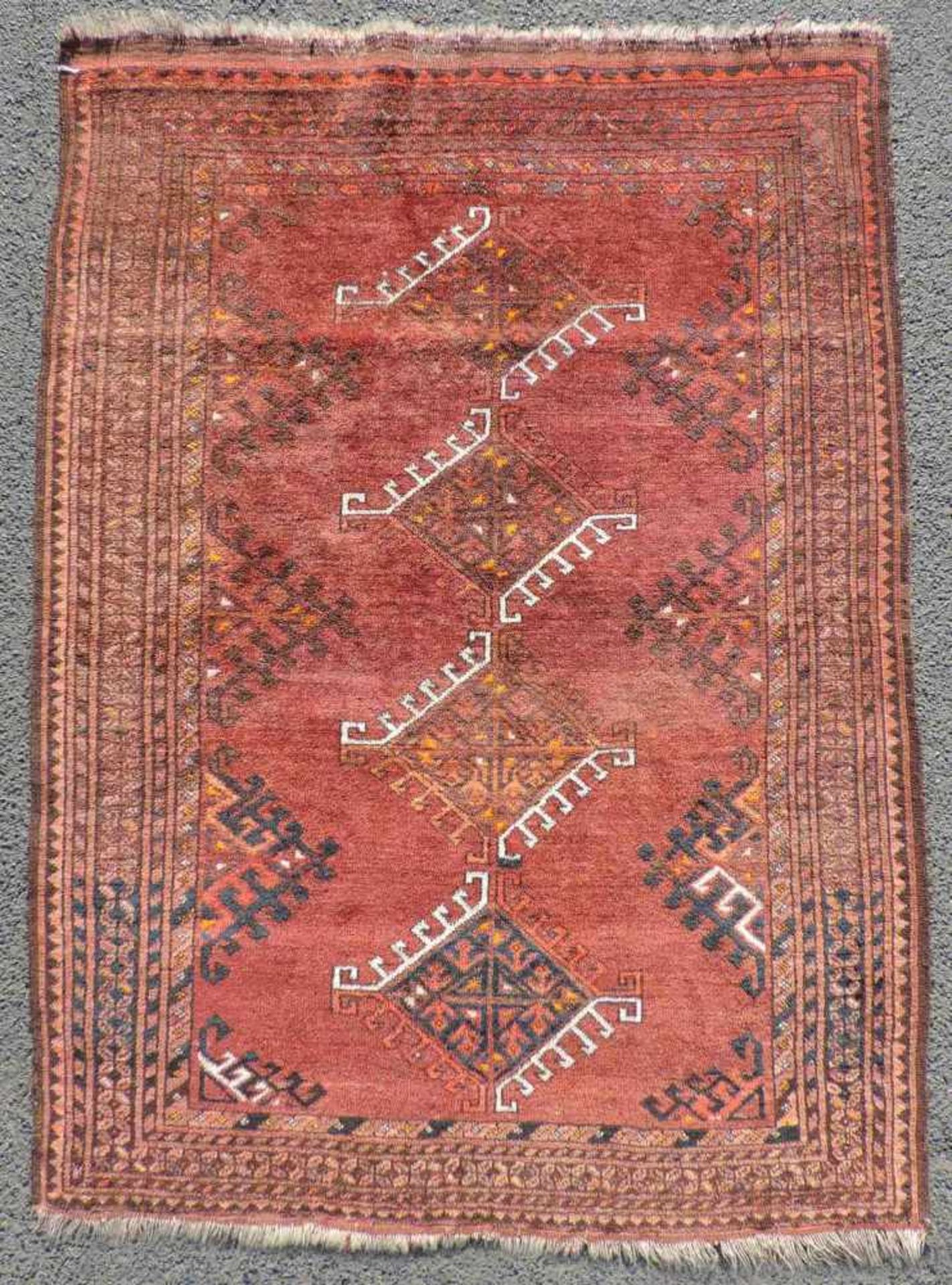 Ersari Stammesteppich. Turkmenistan, alt, um 1920. 143 cm x 107 cm. Handgeknüpft. Wolle auf Wolle.