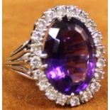 Ring Weissgold 585 mit zentralem Amethyst? umrandet von 20 Brillanten. 8,6 Gramm Gesamtgewicht.