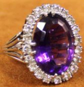 Ring Weissgold 585 mit zentralem Amethyst? umrandet von 20 Brillanten. 8,6 Gramm Gesamtgewicht.