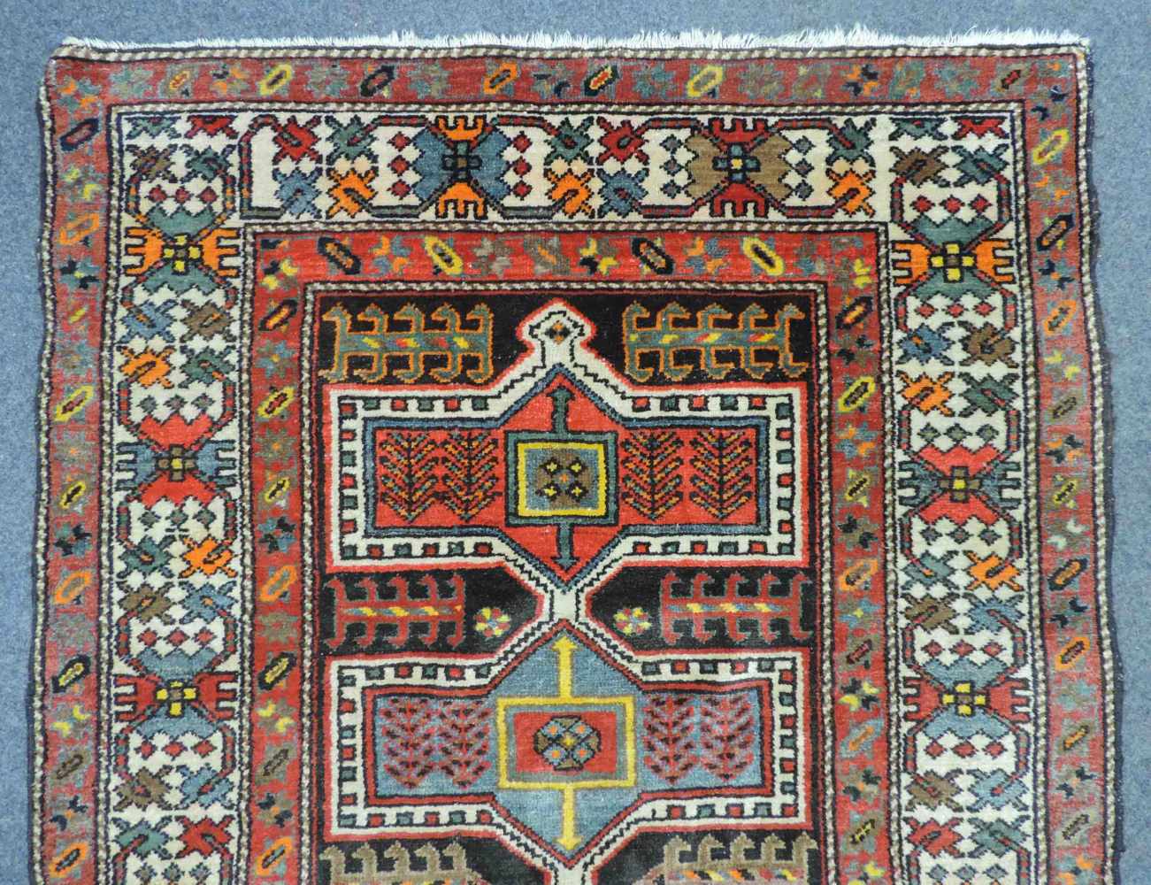 Hamadan Dorfteppich. Iran, circa 100 Jahre alt. 199 cm x 115 cm. Handgeknüpft. Wolle auf - Image 4 of 6