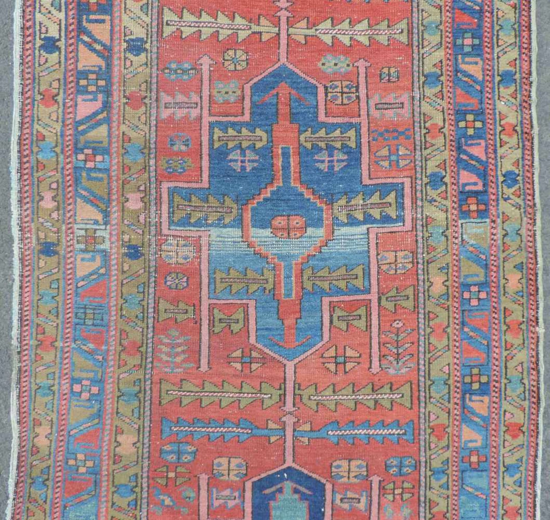 Heris Galerie Perserteppich. Iran. Antik, circa 100 Jahre alt. 343 cm x 104 cm. Dorfteppich, - Bild 3 aus 6