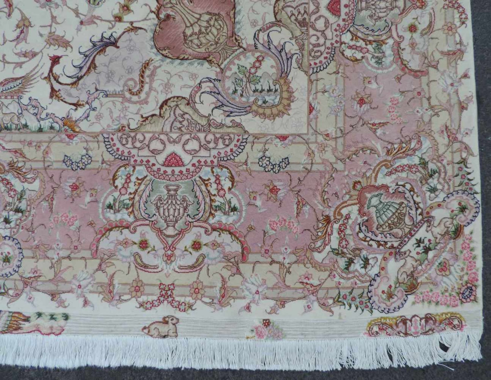 Täbris Perserteppich. Iran. Korkwolle und Seide auf Baumwolle. 355 cm x 255 cm. Orientteppich, - Bild 6 aus 12