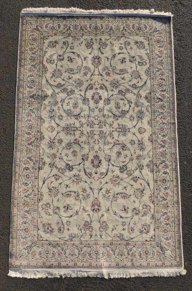 Nain Perserteppich. Iran. Selten feine Knüpfung. 212 cm x 128 cm. Handgeknüpft. Korkwolle auf