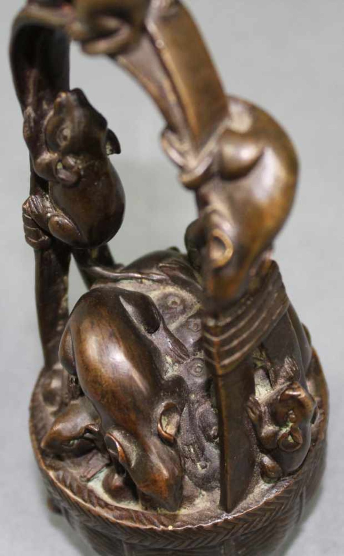 Essenskorb mit Ratten. Bronze. Japan. Späte Edo Zeit. 19. Jahrhundert. 19,5 cm hoch. Typische Arbeit - Bild 5 aus 8