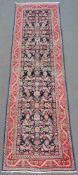 Mahalat Galerie Teppich. Iran. Alt, 1. Hälfte 20. Jahrhundert. 395 cm x 110 cm. Handgeknüpft.