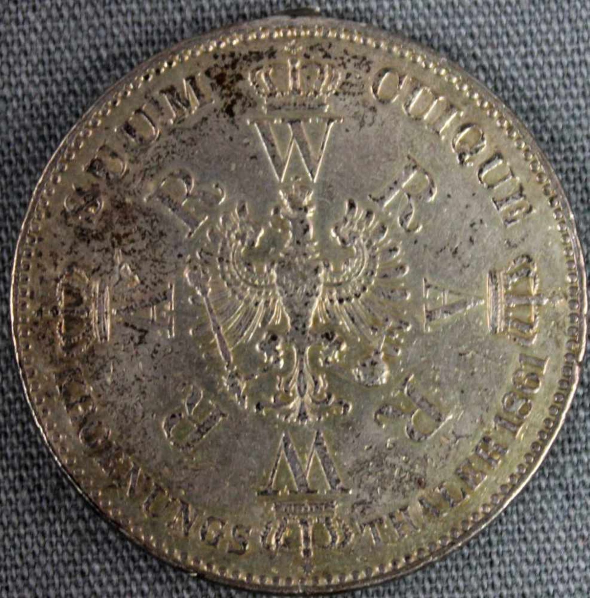 Preußischer Krönungstaler, 1861 Wilhelm I., und ein Paar Manschettenknöpfe 835 Silber. 36,7 Gramm. - Bild 5 aus 5