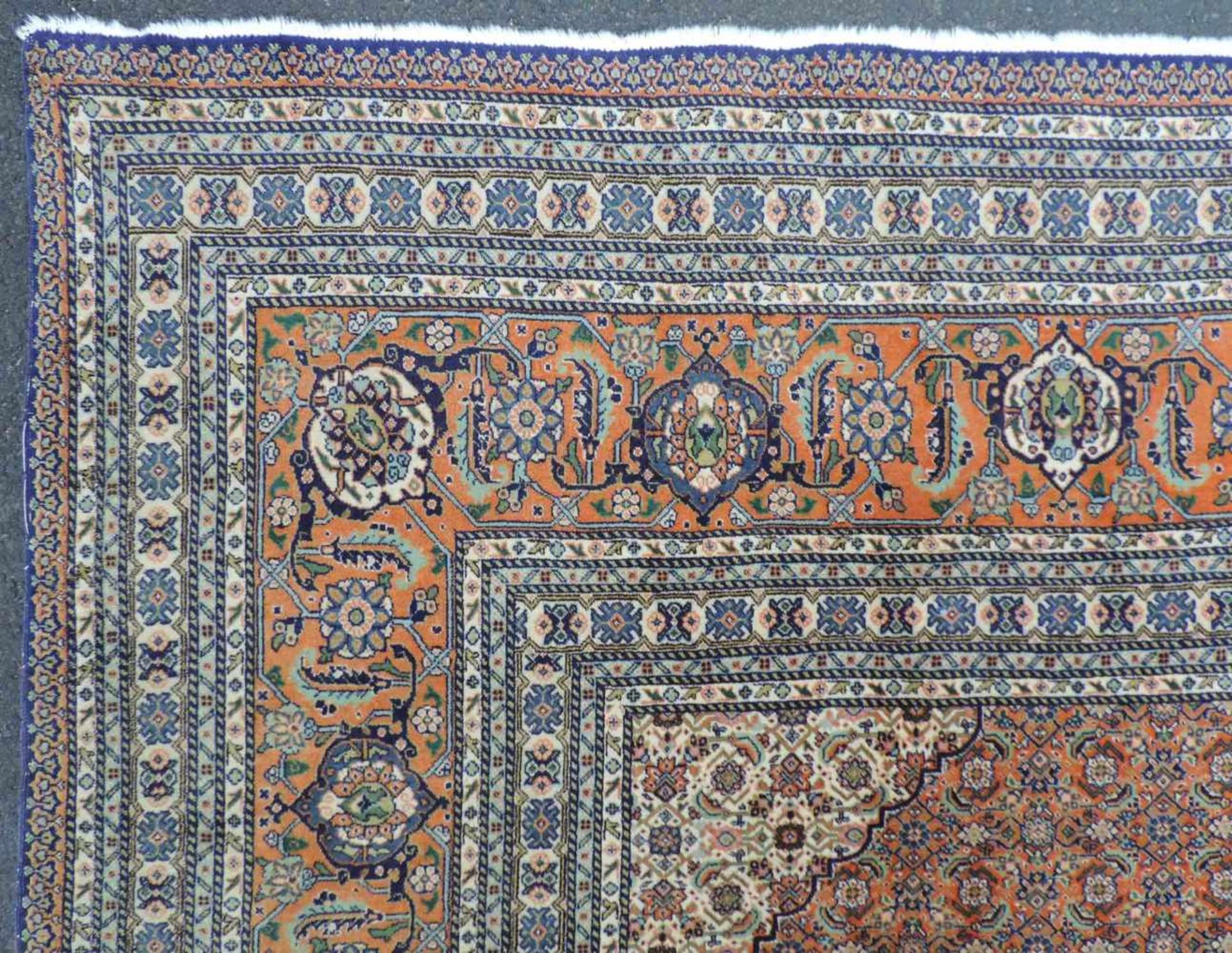 Täbris Mahi Perserteppich, signiert. Iran. Sehr feine Knüpfung. 400 cm x 300 cm. Orientteppich, - Bild 11 aus 12