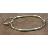 Armreif und Ring, 750 Gelbgold. 12,1 Gramm. Bangle and ring, 750 yellow gold. 12.1 grams.