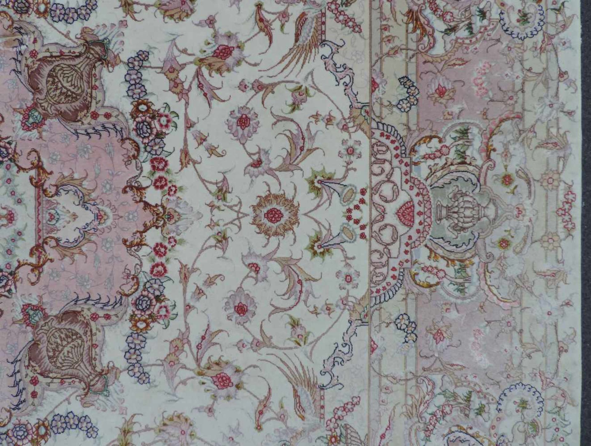 Täbris Perserteppich. Iran. Korkwolle und Seide auf Baumwolle. 355 cm x 255 cm. Orientteppich, - Bild 8 aus 12