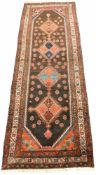 Karagöz Galerie Teppich. Iran. Alt, frühes 20. Jahrhundert. 302 cm x 111 cm. Handgeknüpft. Wolle auf