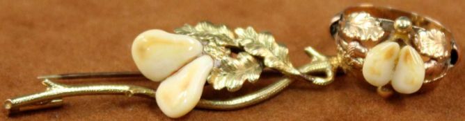 Ein Ring mit passender Brosche. 585 Gelbgold mit Granteln. 11,3 Gramm. A ring matching brooch. 585