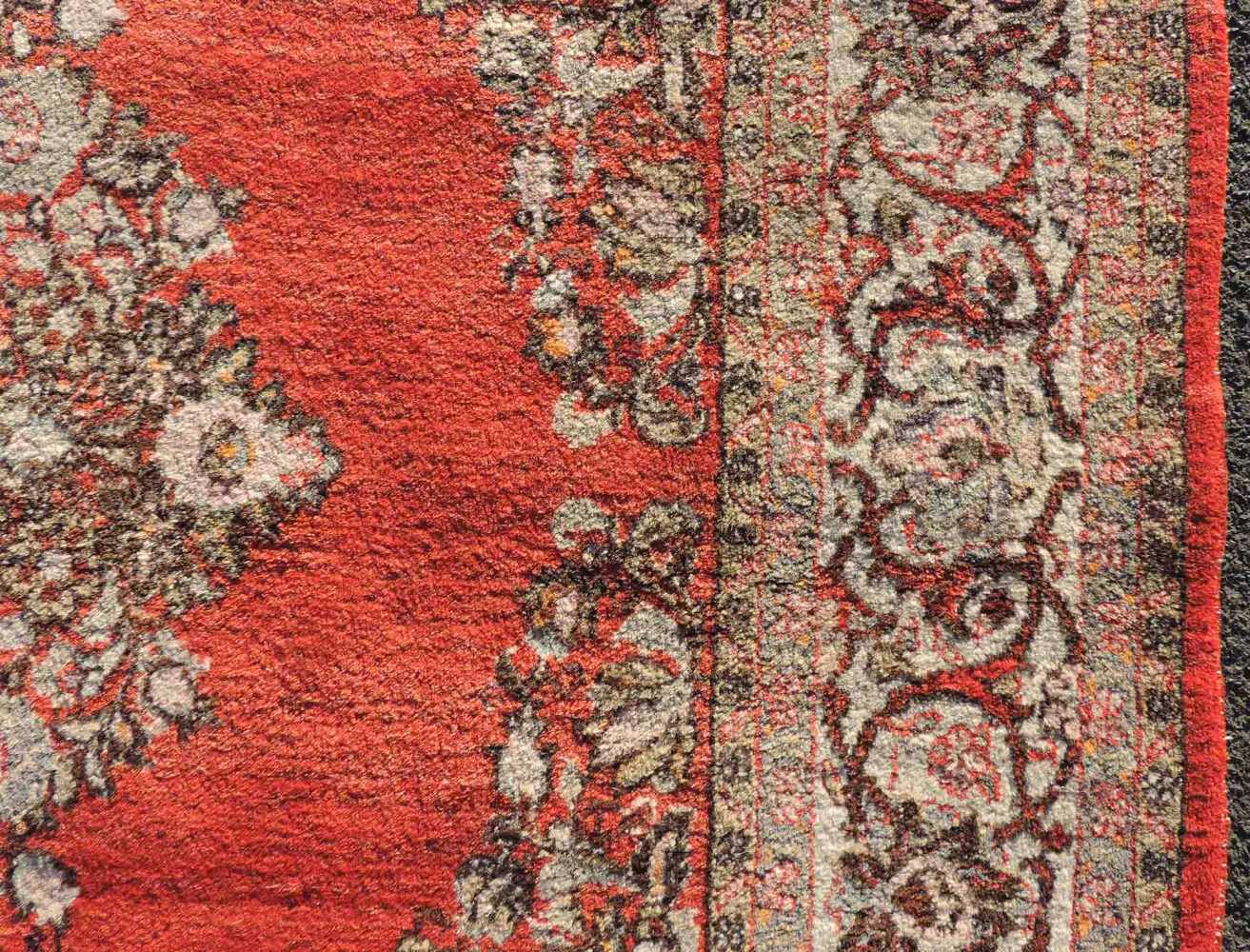 Saruk, Perserteppich. Iran, Mitte 20. Jahrhundert. 322 cm x 214 cm. Handgeknüpft. Wolle auf Wolle. - Image 5 of 9