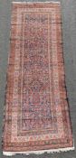 Malayer Galerie Perserteppich. Iran, antik um 1880. 307 cm x 103 cm. Handgeknüpft. Wolle auf
