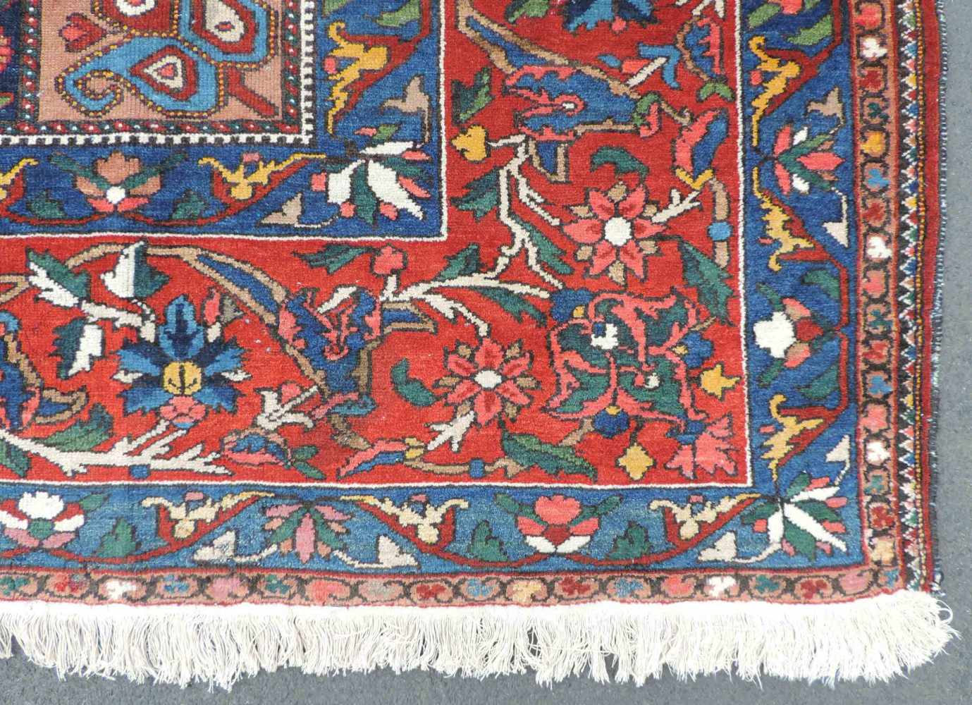 Bachtiari Felderteppich. Persien, Iran, alt um 1930. Naturfarben. 408 cm x 332 cm. Handgeknüpft. - Image 6 of 12