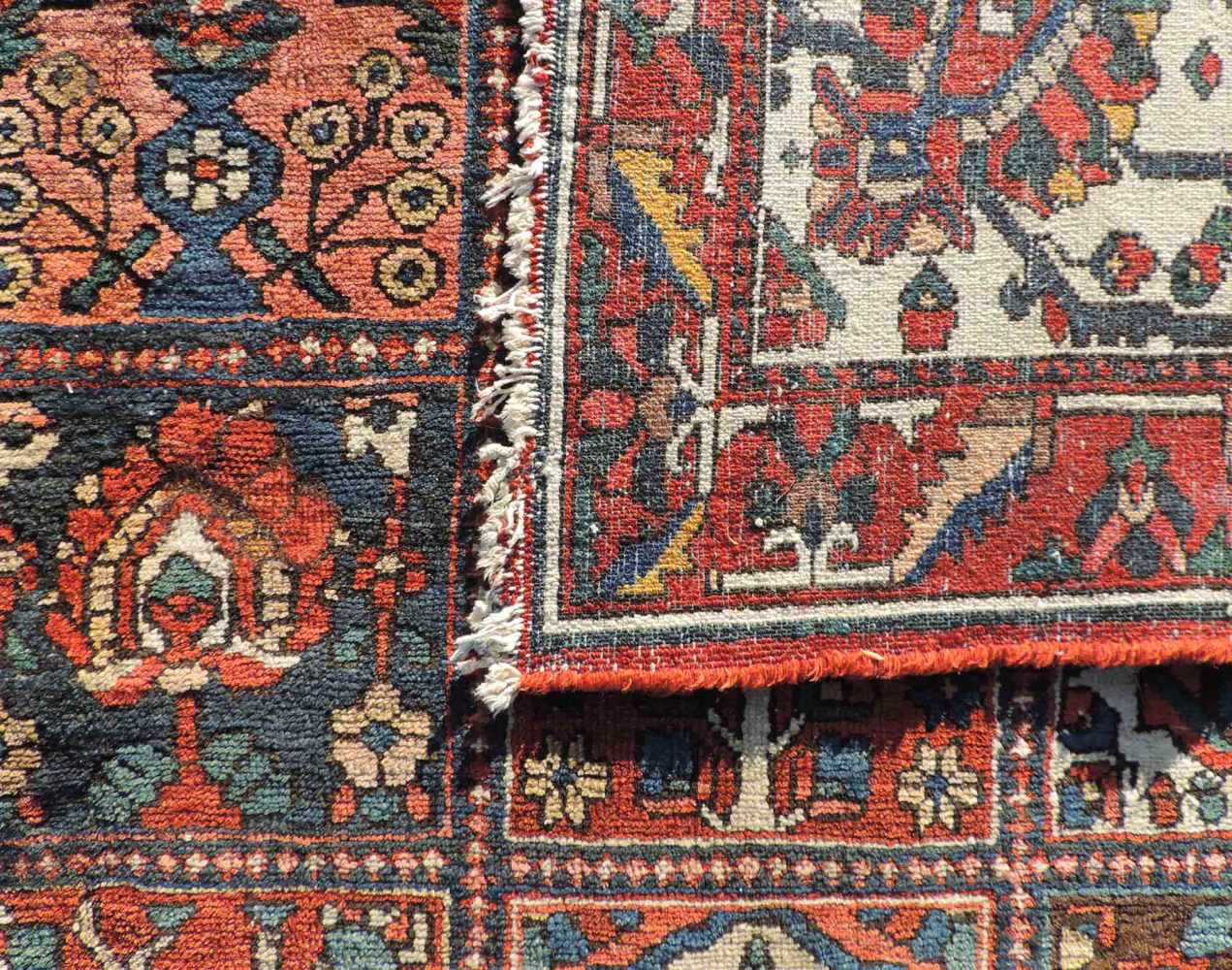 Felderteppich. Bachtiar Persien. Iran, alt, Mitte 20. Jahrhundert. 486 cm x 449 cm. Handgeknüpft. - Image 3 of 12