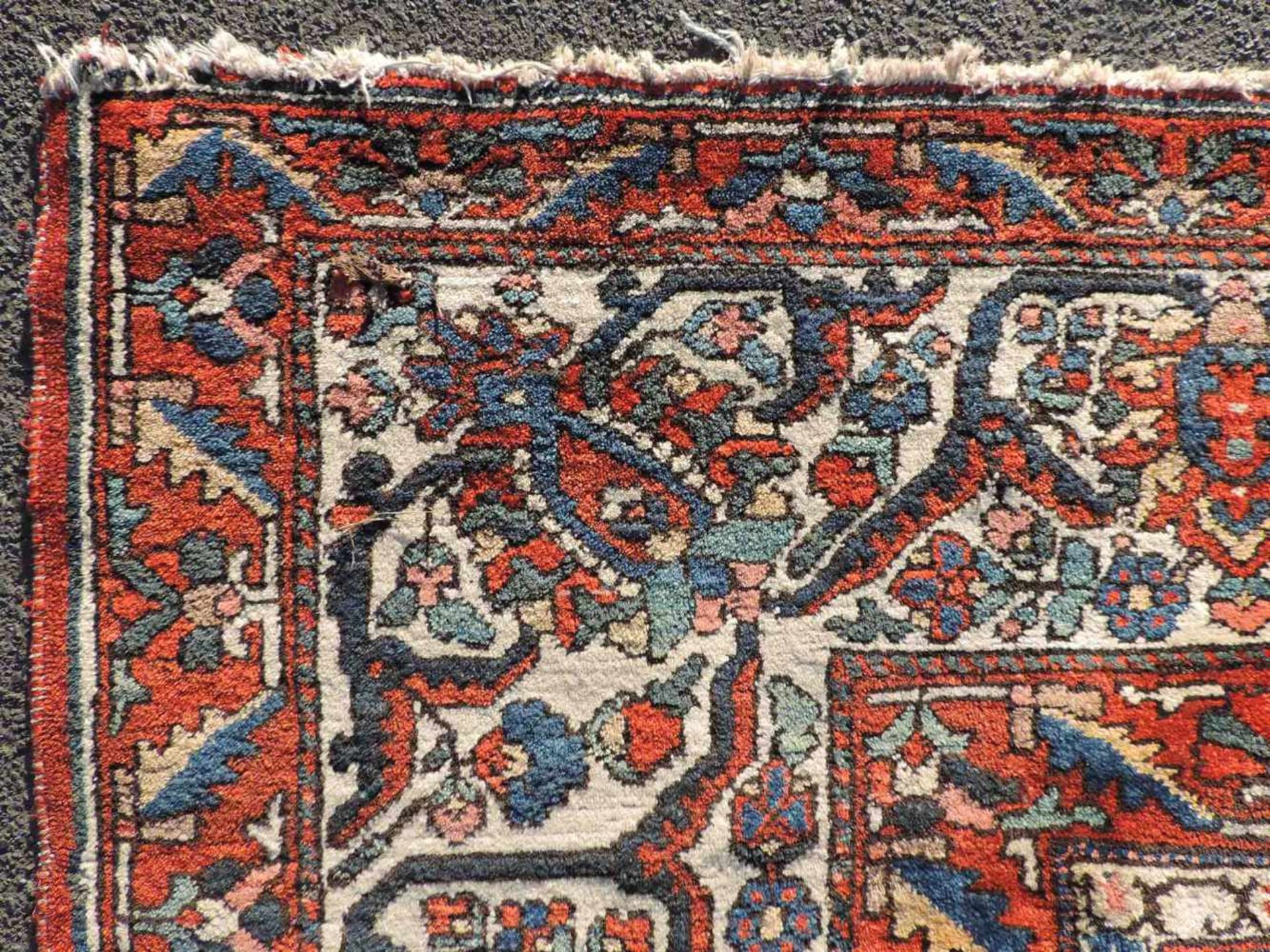 Felderteppich. Bachtiar Persien. Iran, alt, Mitte 20. Jahrhundert. 486 cm x 449 cm. Handgeknüpft. - Bild 11 aus 12
