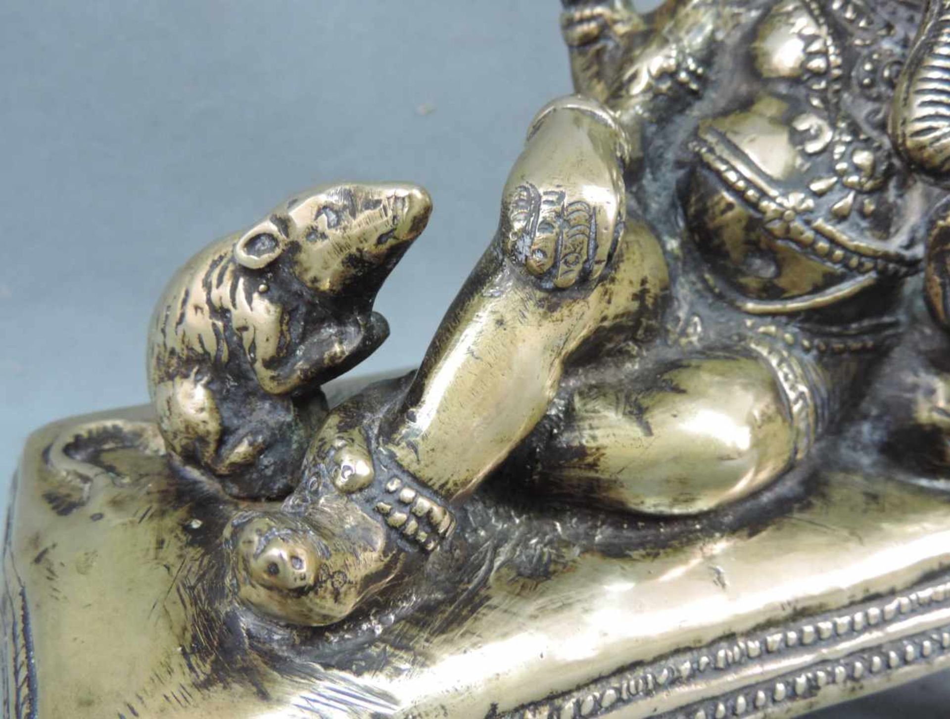 Ganesh mit Ratte. Dazu Pferd, Bronze, Indien um 1800. 28 cm hoch. Der Ganesh aus Bronze wiegt 5,8 - Bild 7 aus 12