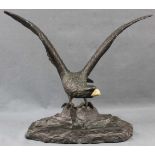 Peder JENSEN (1892-?). Adler. 46 cm hoch. Skulptur, hinten am Sockel signiert. Peder JENSEN (