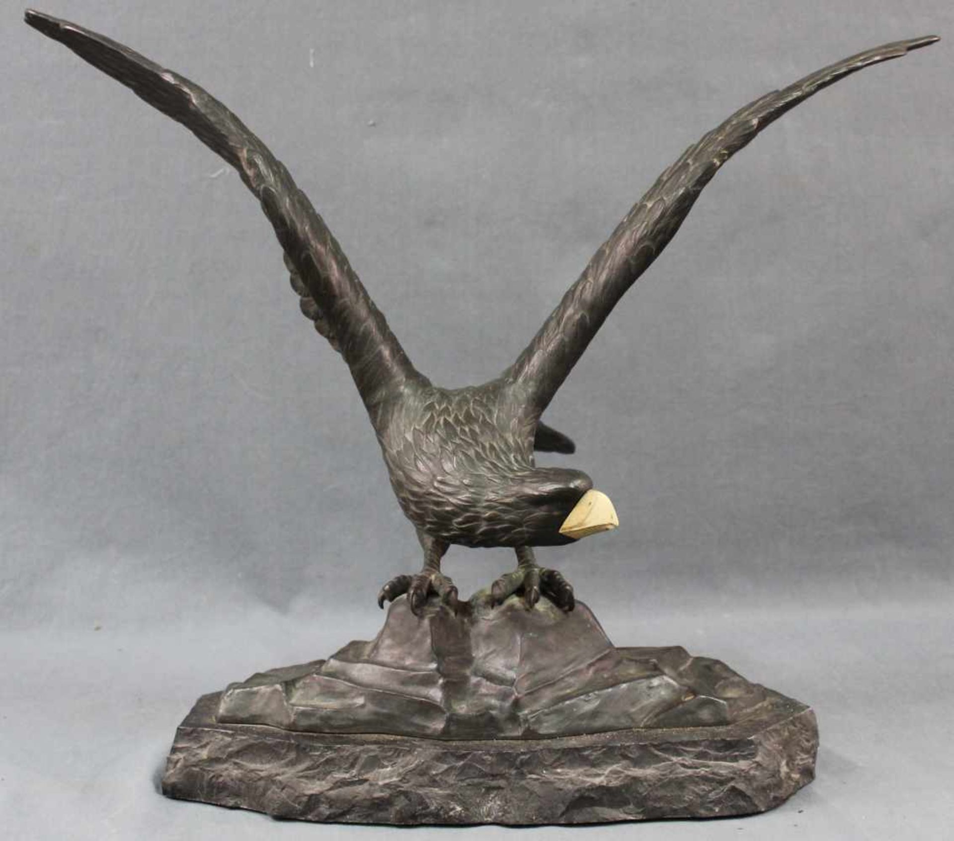 Peder JENSEN (1892-?). Adler. 46 cm hoch. Skulptur, hinten am Sockel signiert. Peder JENSEN (