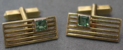 Manschettenknöpfe, Gold 585 mit grünen Steinen. Gesamtgewicht 15,1 Gramm. Cufflinks, gold 585 with