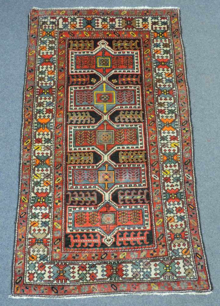 Hamadan Dorfteppich. Iran, circa 100 Jahre alt. 199 cm x 115 cm. Handgeknüpft. Wolle auf