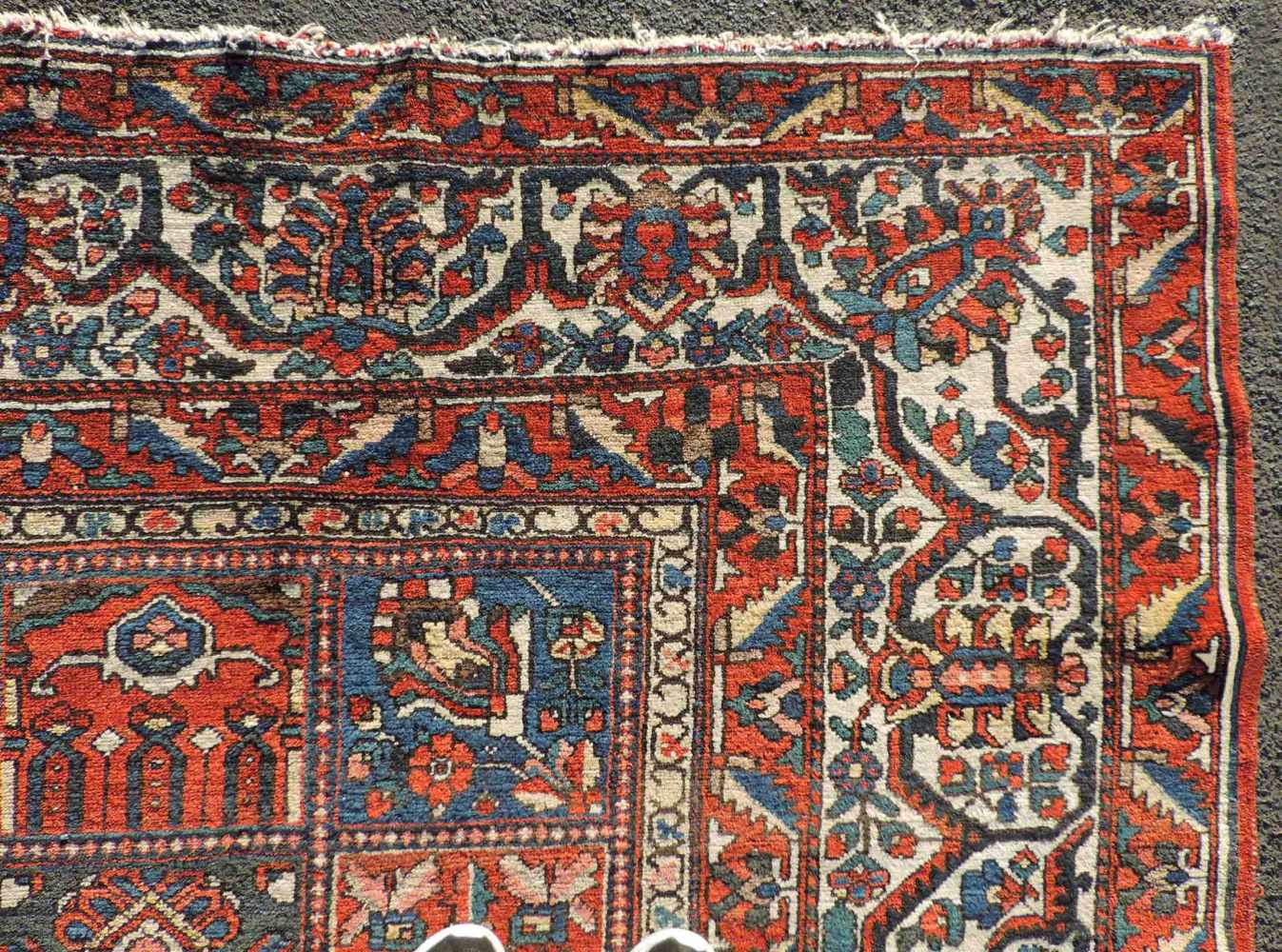 Felderteppich. Bachtiar Persien. Iran, alt, Mitte 20. Jahrhundert. 486 cm x 449 cm. Handgeknüpft. - Image 2 of 12