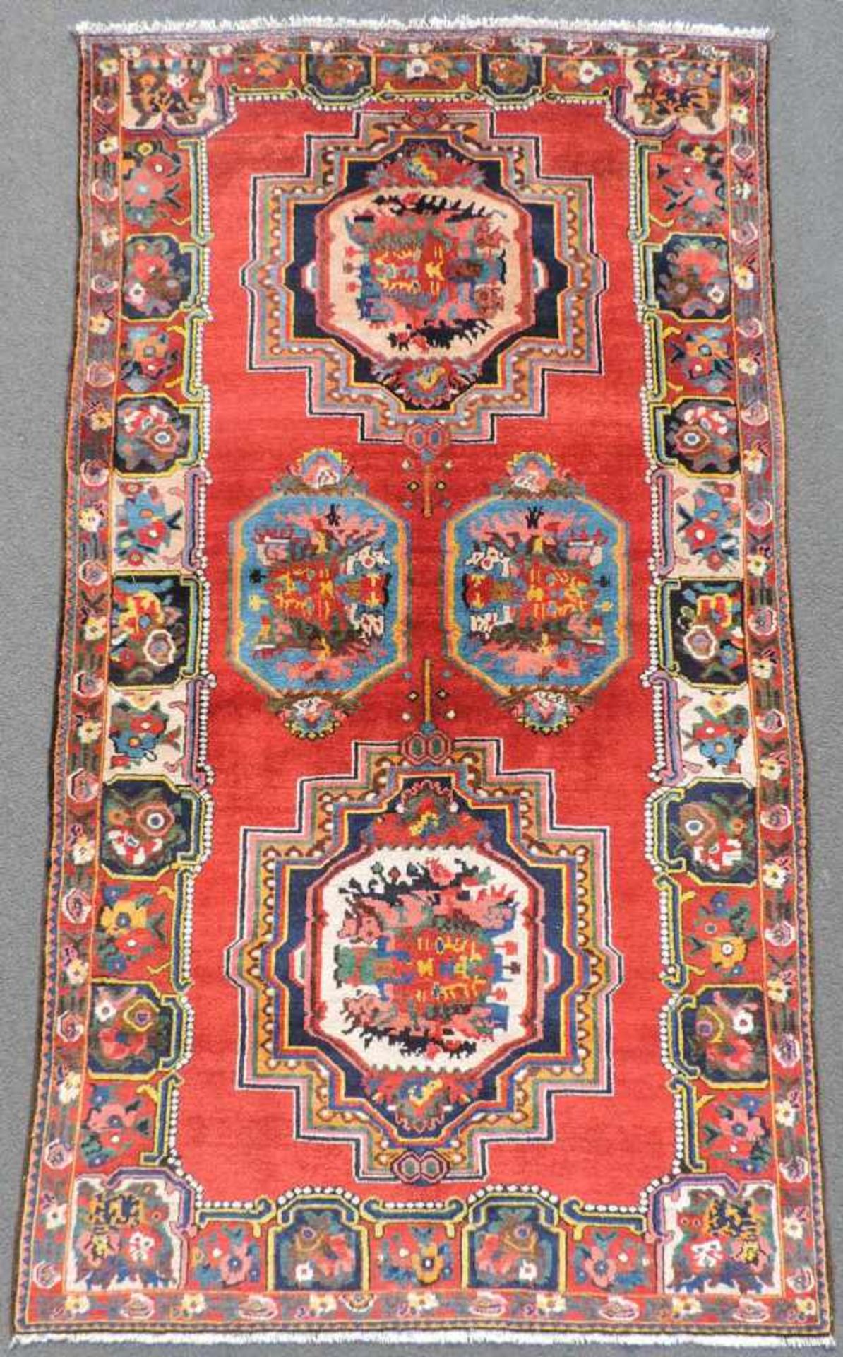 Bachtiar Perserteppich. Iran, alt um 1940. Gul Farang Muster. 300 cm x 164 cm. Handgeknüpft. Wolle