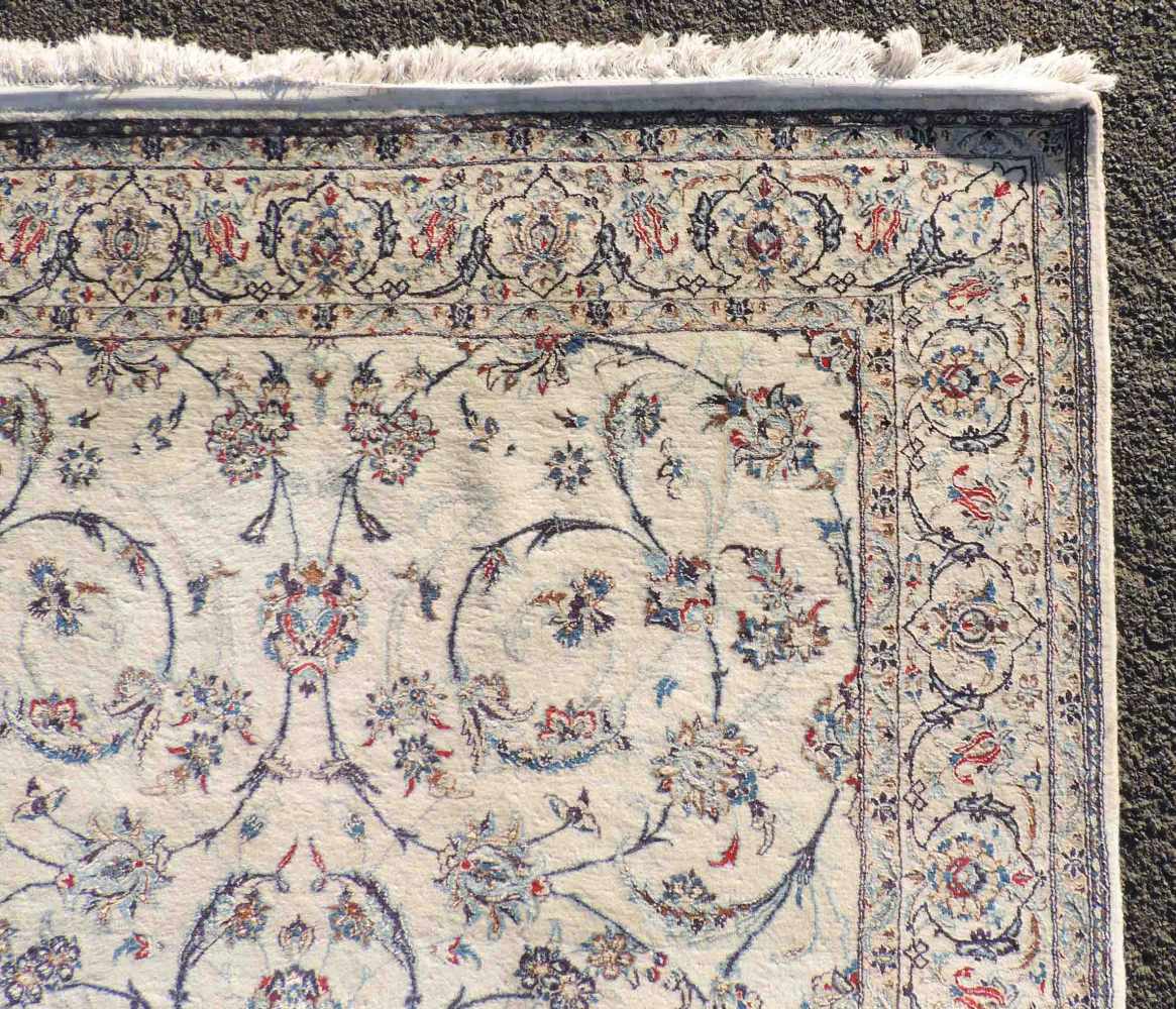Nain Perserteppich. Iran. Selten feine Knüpfung. 212 cm x 128 cm. Handgeknüpft. Korkwolle auf - Image 9 of 9