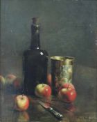 Franck BAIL (1858 - 1924). Stillleben mit Äpfeln, Wein und Silberbecher. 42 cm x 32 cm. Gemälde,