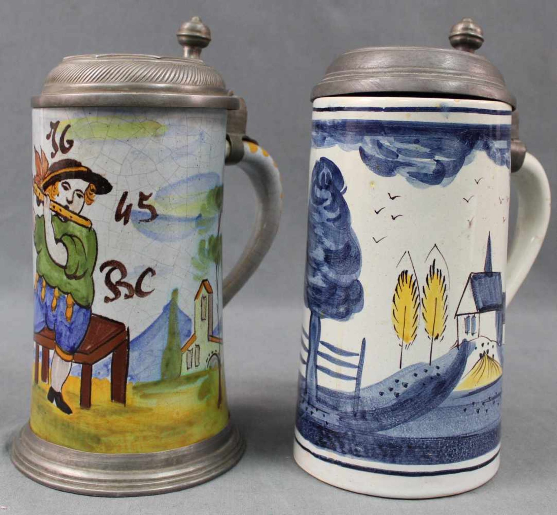 2 Walzenkrüge. Einer "Flötenspiel", der andere "weite Landschaft". Bis 25 cm hoch. 2 jugs. One "