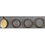 3 Ringe und ein Medallion. 333 Gelbgold. 12 Gramm brutto. 3 rings and a medallion. 333 yellow