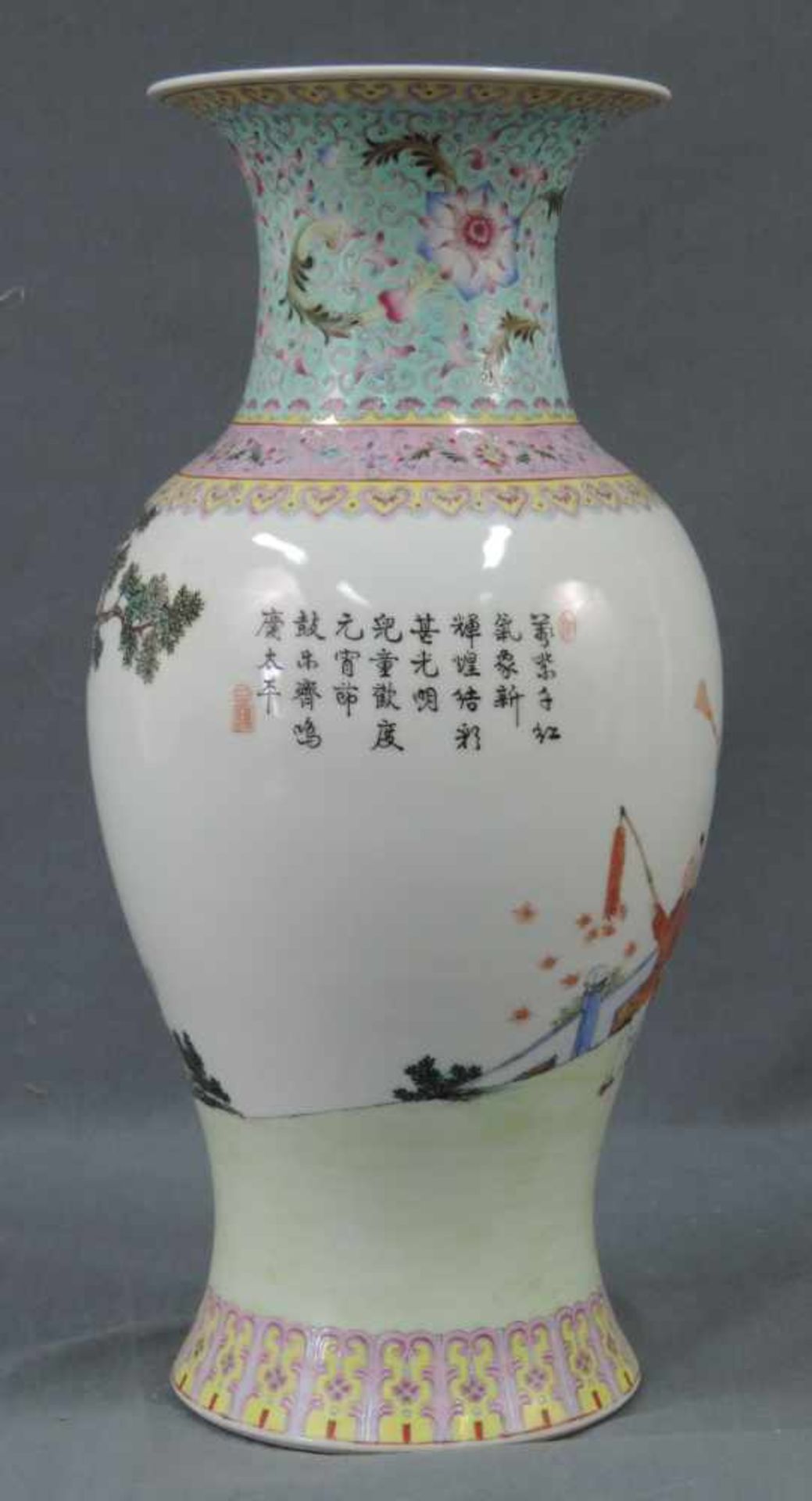 Vase China. Theater Motiv. 41 cm hoch. Vase China. Theater motif. 41 cm high. - Bild 2 aus 8