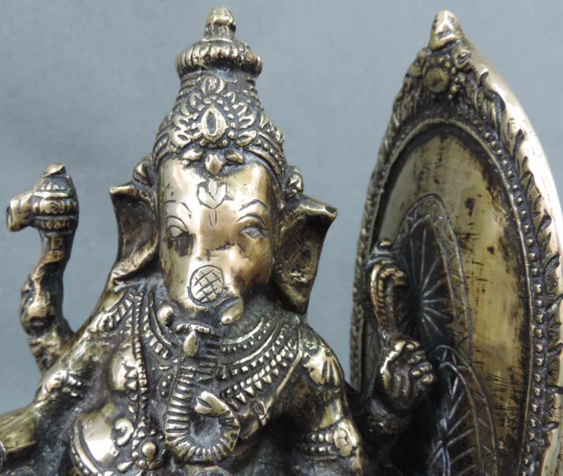 Ganesh mit Ratte. Dazu Pferd, Bronze, Indien um 1800. 28 cm hoch. Der Ganesh aus Bronze wiegt 5,8 - Bild 6 aus 12