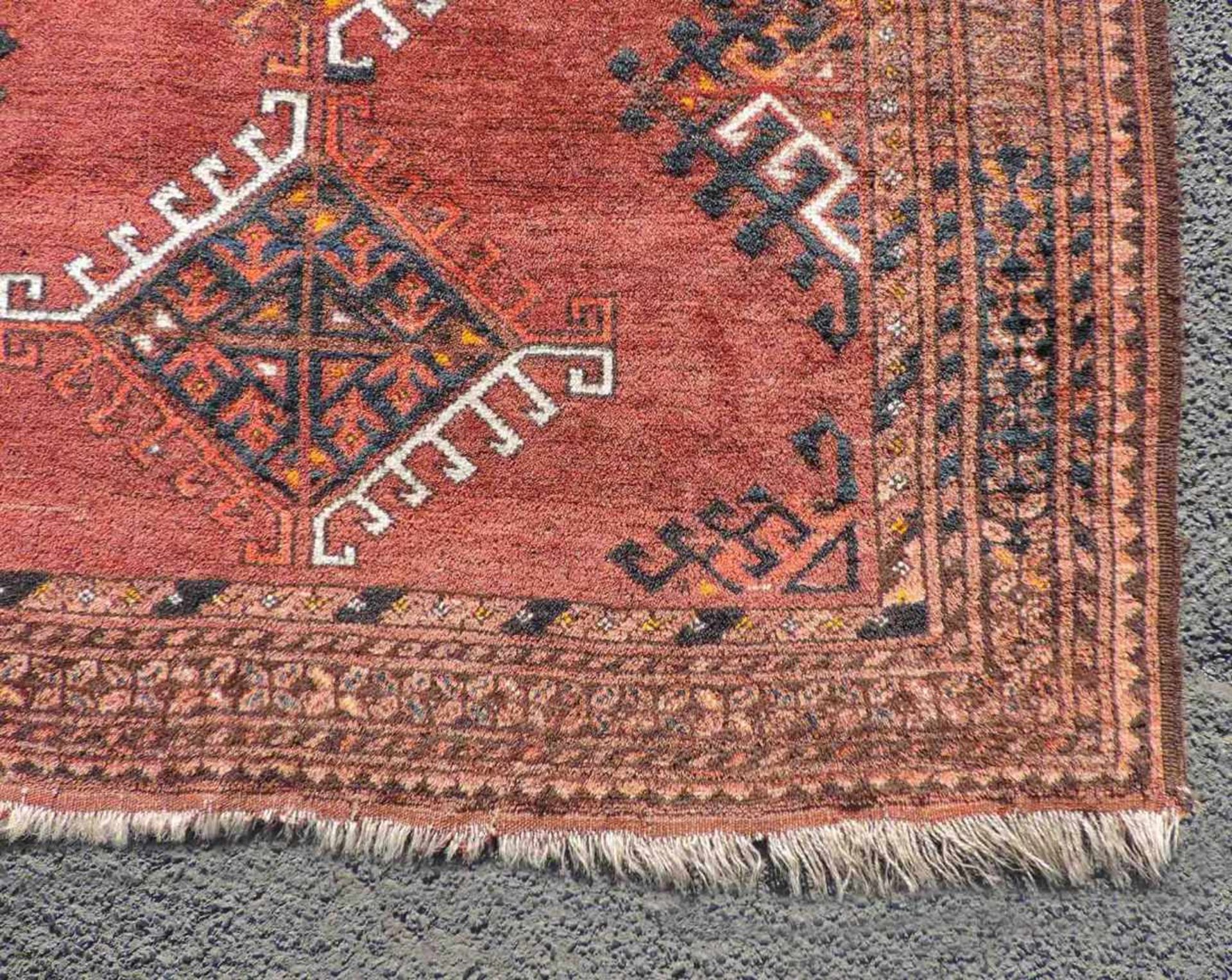 Ersari Stammesteppich. Turkmenistan, alt, um 1920. 143 cm x 107 cm. Handgeknüpft. Wolle auf Wolle. - Bild 4 aus 10