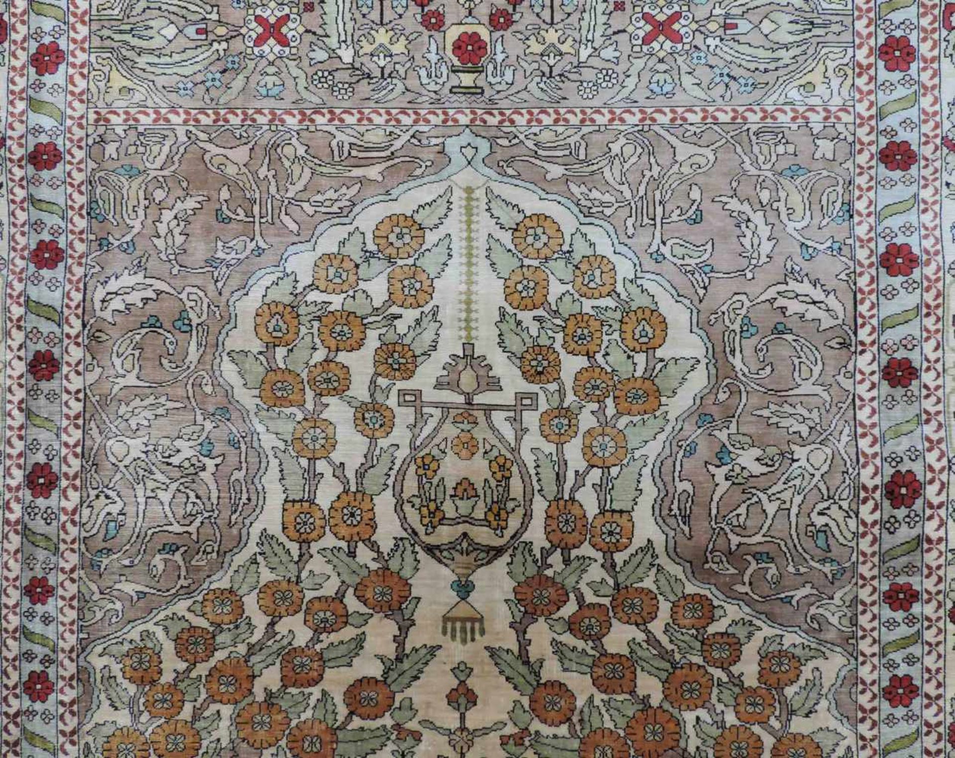 Hereke Gebetsteppich signiert. Seide auf Seide. Türkei. 155 cm x 106 cm. Orientteppich, - Bild 4 aus 7