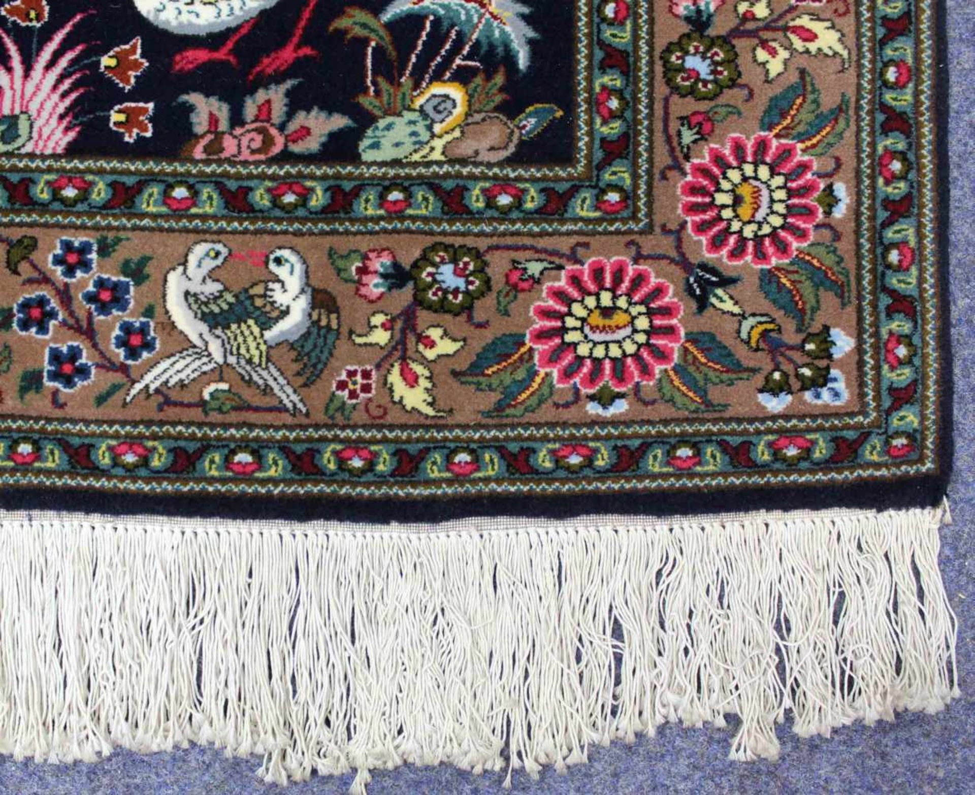 Täbris Perserteppich. Iran. Korkwolle auf Baumwolle. Sehr feine Knüpfung. 152 cm x 104 cm. - Bild 3 aus 9