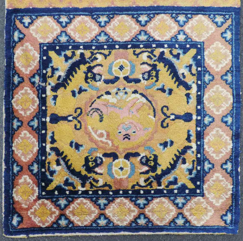 Ningxia, Sitzbankteppich mit 6 Plätzen, China, Mitte 19. Jahrhundert. 388 cm x 65,5 cm. - Image 2 of 9